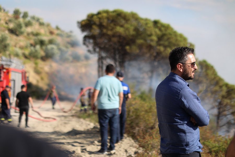 Mallakastra nën flakë, deputeti i ri zbret në terren dhe mbikqyr nga afër situatën (FOTO)