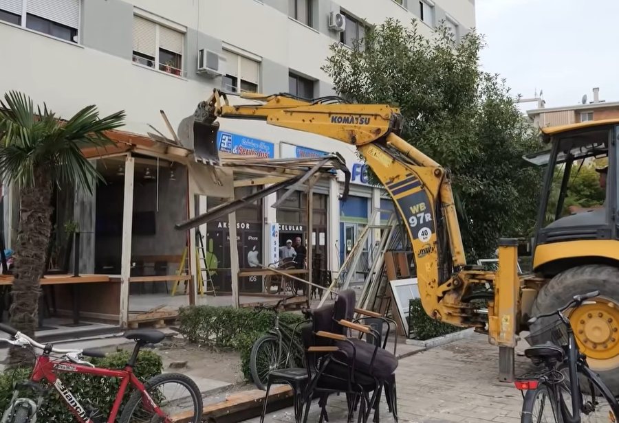 Dita nis me shembje në Shkodër! Fadroma shkul lokalin në mes të qytetit, Edi Rama publikon pamjet