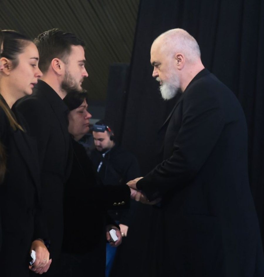 FOTOLAJM/ Babai iu vra në krye të detyrës, fëmijët e