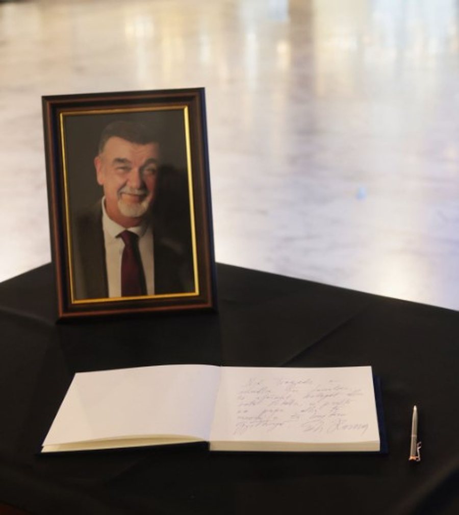 FOTOLAJM/ Babai iu vra në krye të detyrës, fëmijët e