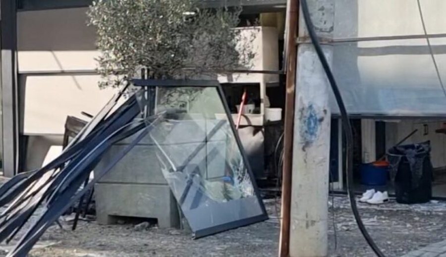 Tritoli në restorantin "Perla e Detit", dy kunetërit