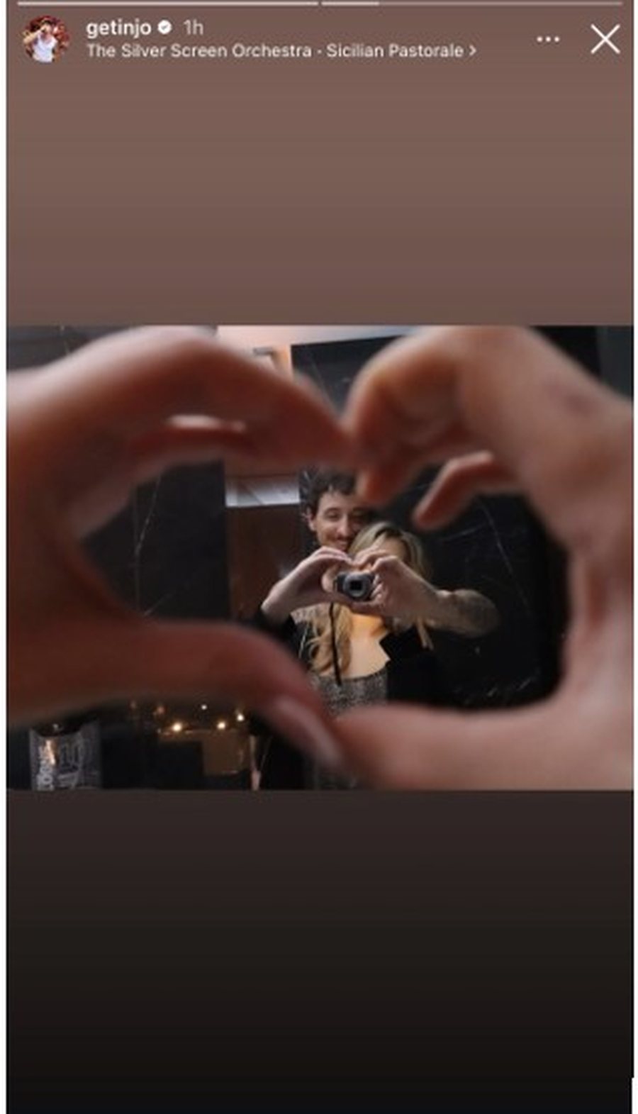 Getinjo në një lidhje? Reperi publikon FOTO i përqafuar me