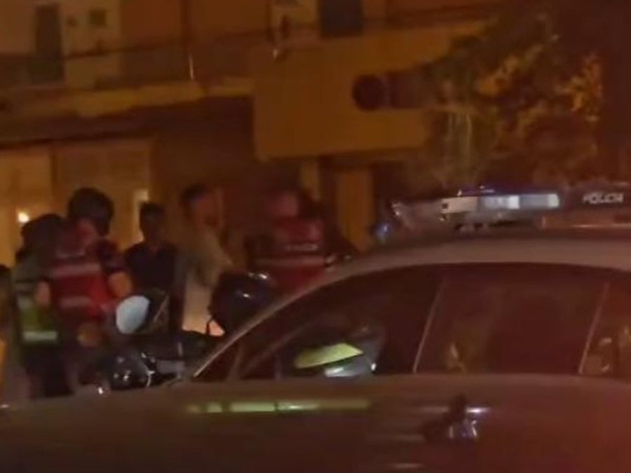 Plas grushti në Vlorë, dy gratë kapen për flokësh