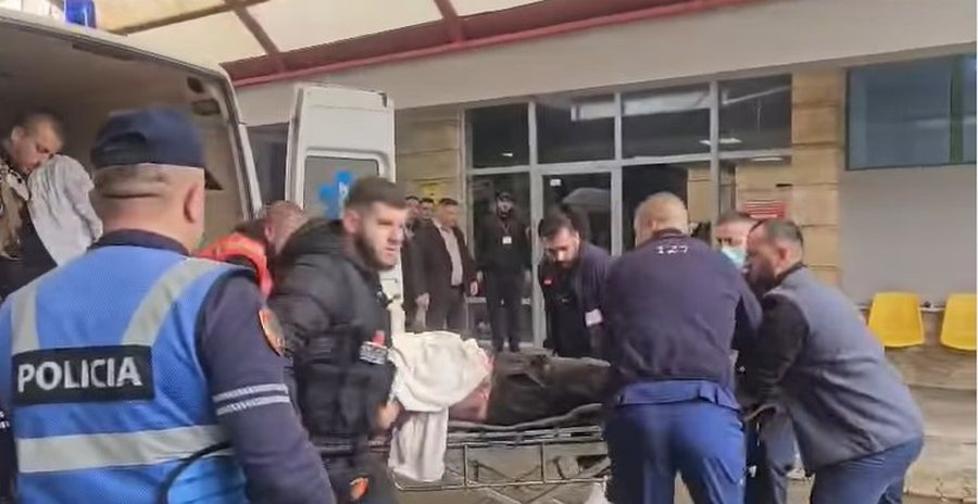 Vrau nj&euml; polic dhe plagosi nj&euml; tjet&euml;r n&euml; Kor&ccedil;&euml;,