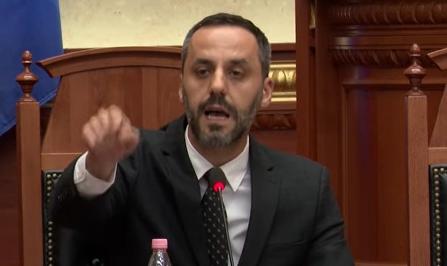&ldquo;B&euml;ni teat&euml;r, turpi qoft&euml; me ju, silleni si