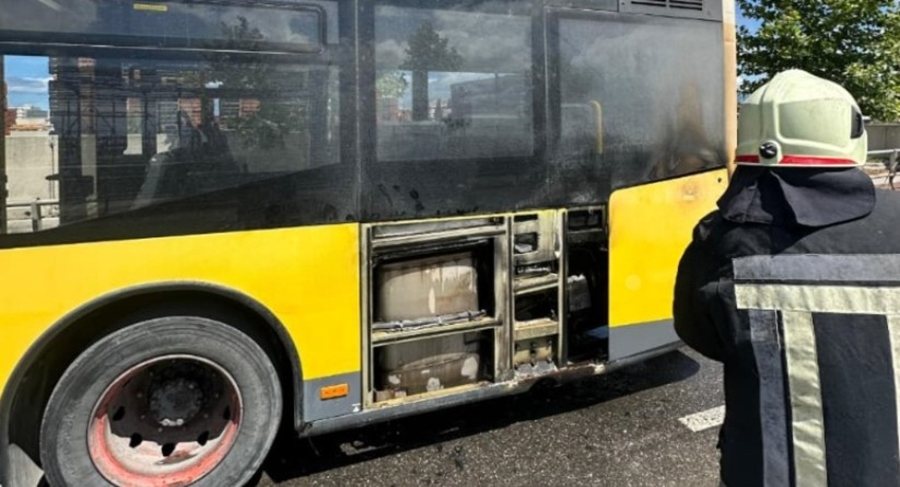 P&euml;rfshihet nga flak&euml;t autobusi i linj&euml;s Durr&euml;s-Spitall,