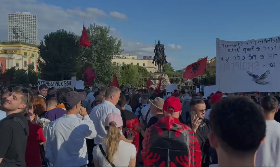 Mbahet protesta e pest&euml; n&euml; Tiran&euml; kund&euml;r projektit t&euml;