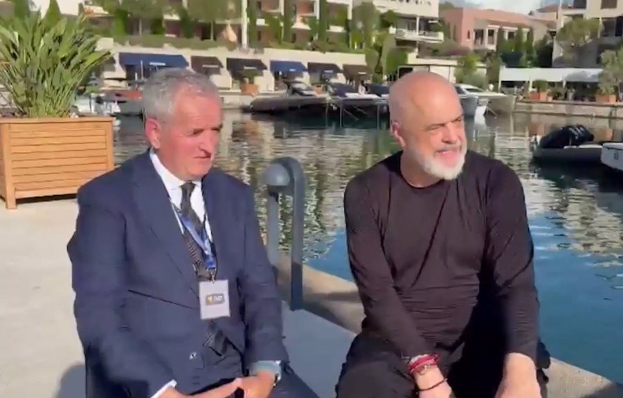 Protestuesit n&euml;n zyr&euml;n e tij, Edi Rama "arratiset" n&euml;
