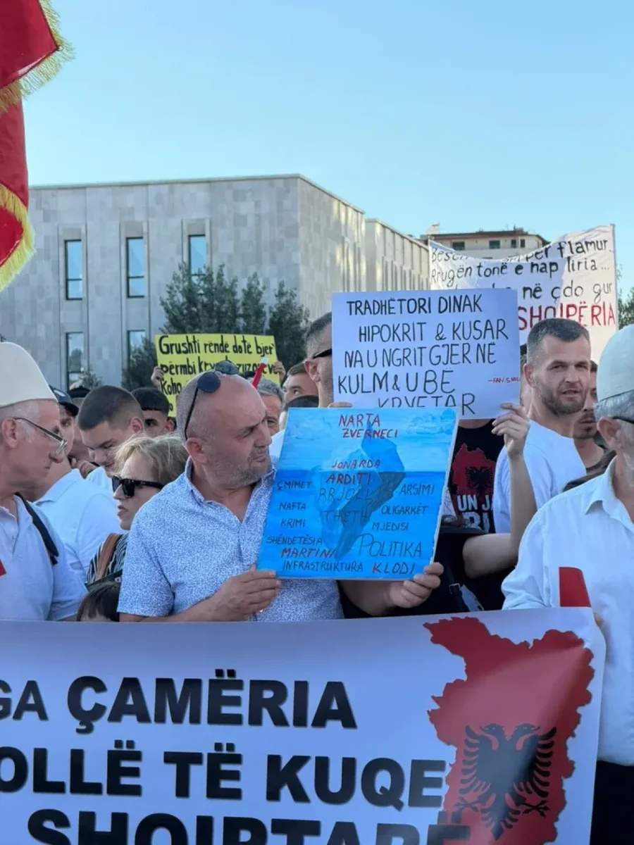 FOTOLAJM/ Babai i Martin Canit merr pjes&euml; n&euml; protest&euml;n p&euml;r