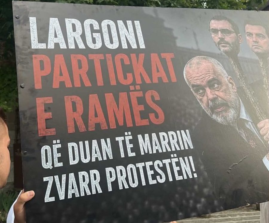 "Largoni parti&ccedil;kat e Ram&euml;s", FOTO: Protestuesit