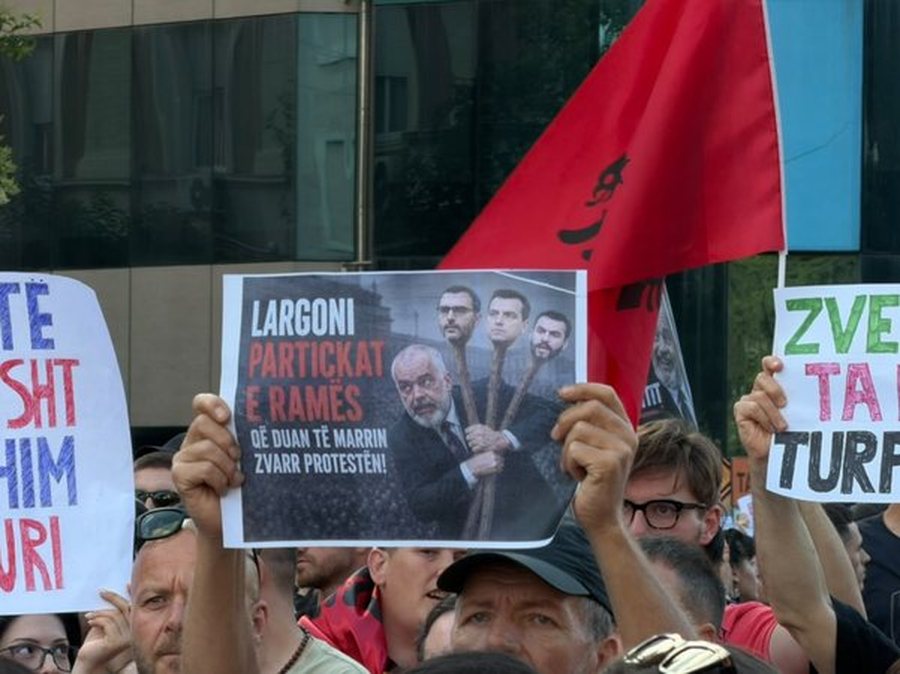 "Largoni parti&ccedil;kat e Ram&euml;s", FOTO: Protestuesit