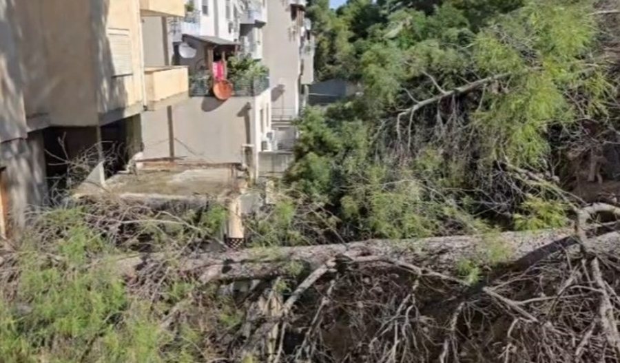 ALARM n&euml; Currila! Rr&euml;shqet kodra, d&euml;mtohet pallati dhe