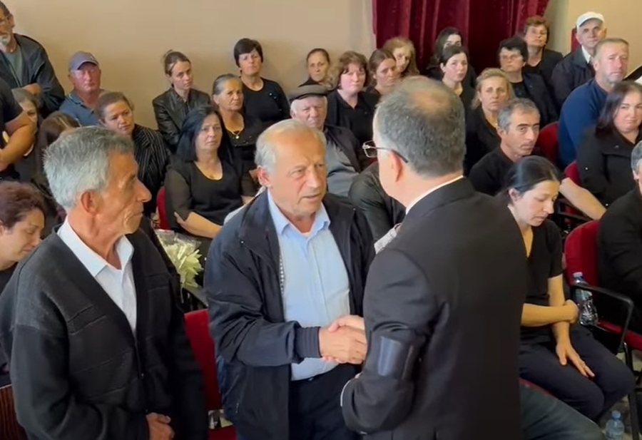 Nipi i ra D&euml;shmor n&euml; krye t&euml; detyr&euml;s, xhaxhai i policit