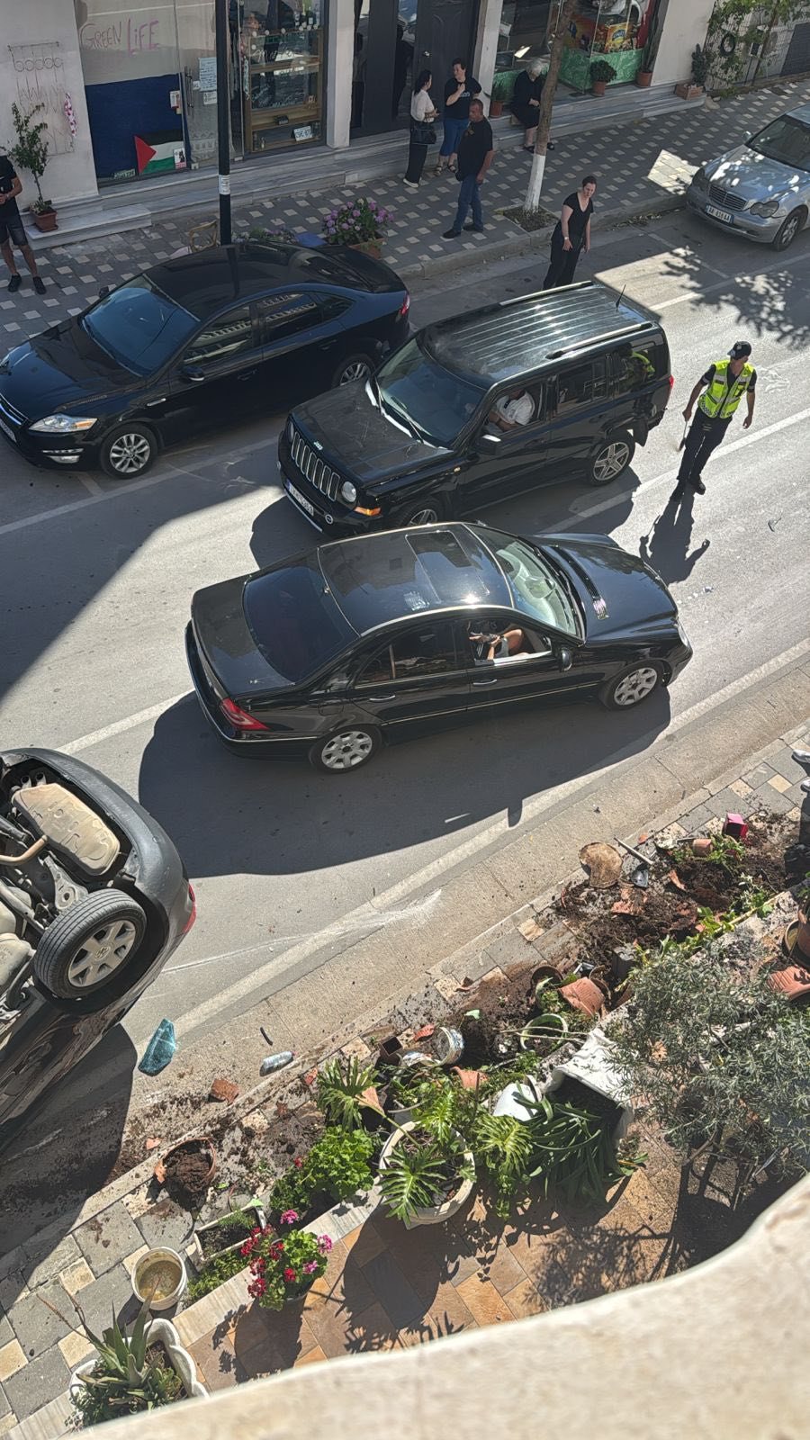 E frikshme n&euml; Sarand&euml;! Pas p&euml;rplasjes mes dy makinave, mjeti