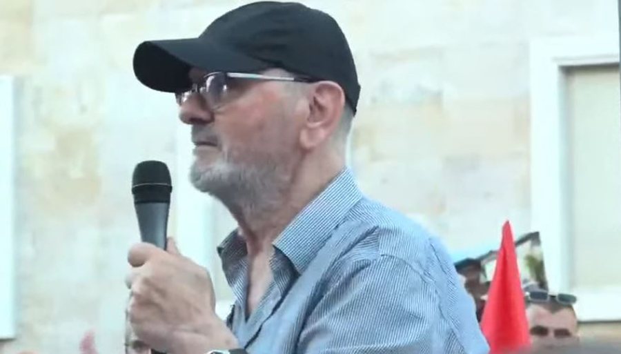 Protesta n&euml; Tiran&euml;, aktori Mehdi Malkaj preket n&euml; podium: