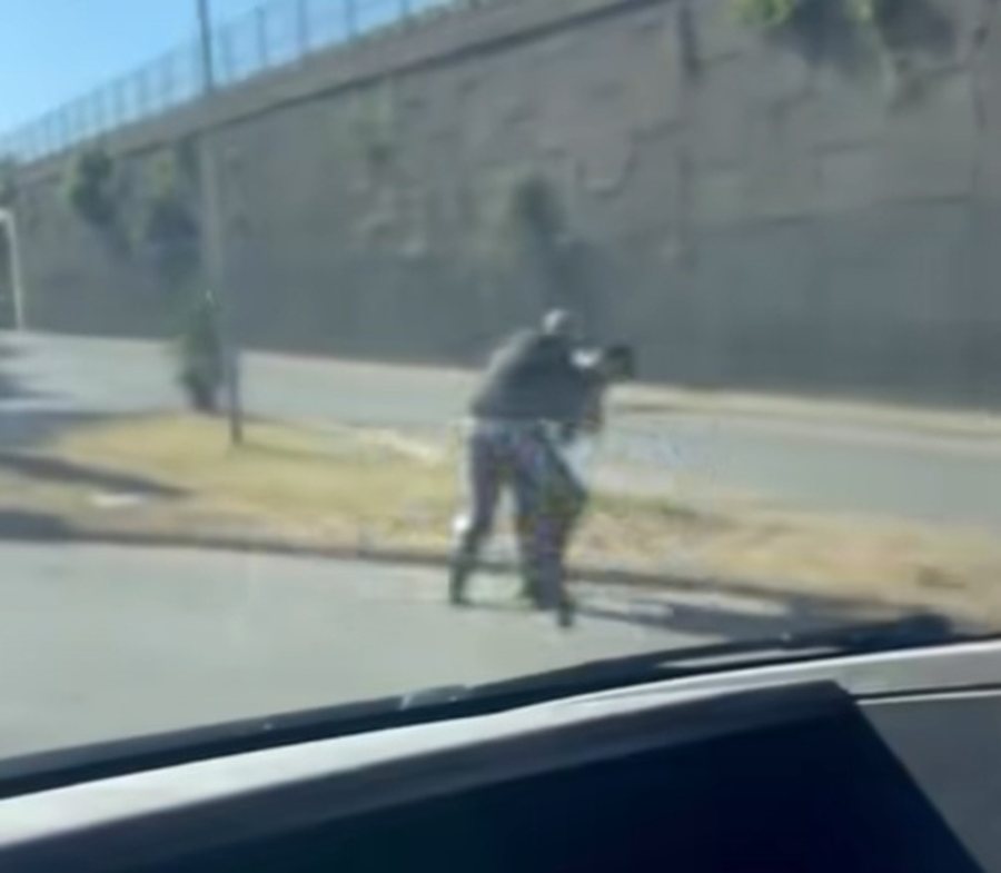 Publikohet VIDEO: Momenti kur i riu i v&euml; thik&euml;n n&euml; fyt policit