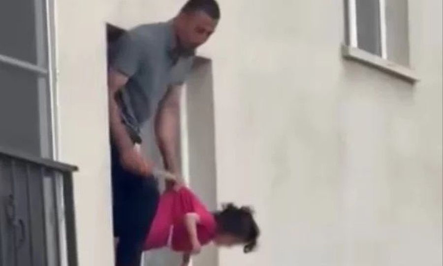 PAMJE SHQET&Euml;SUESE nga Turqia! Babai var nga dritarja t&euml; bij&euml;n