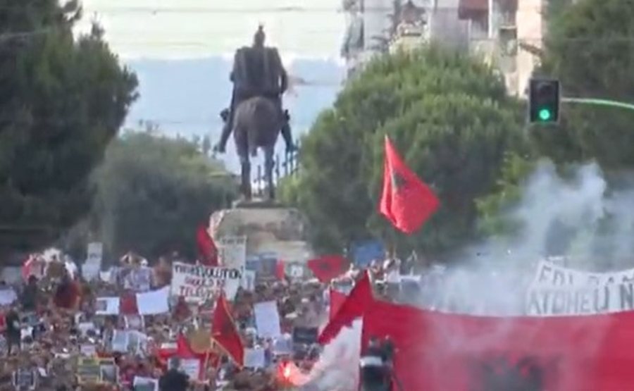 Me pankarata, flamuj e k&euml;ng&euml; me IA, qytetar&euml;t nisin dit&euml;n e