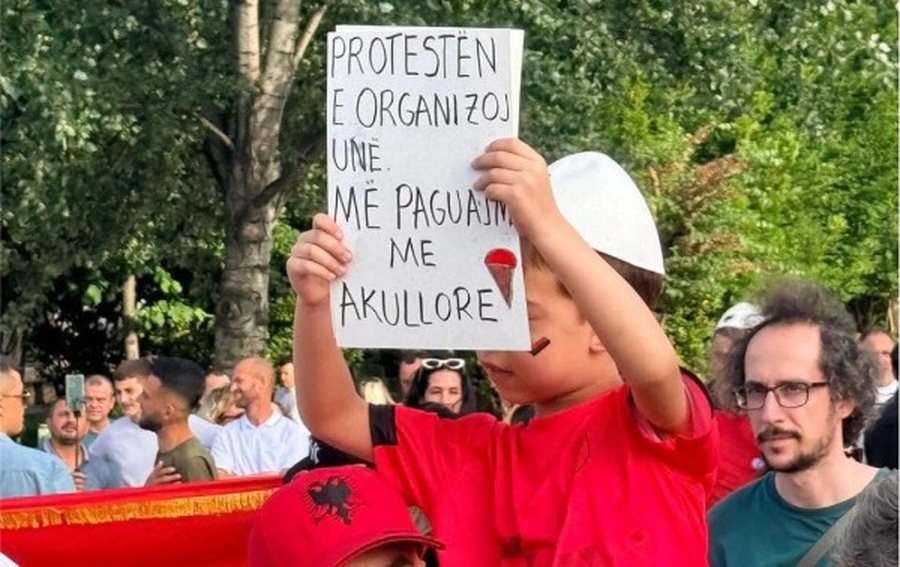 FOTOLAJM/ Vog&euml;lushi b&euml;het &ldquo;hit&rdquo; nga protesta: E organizova
