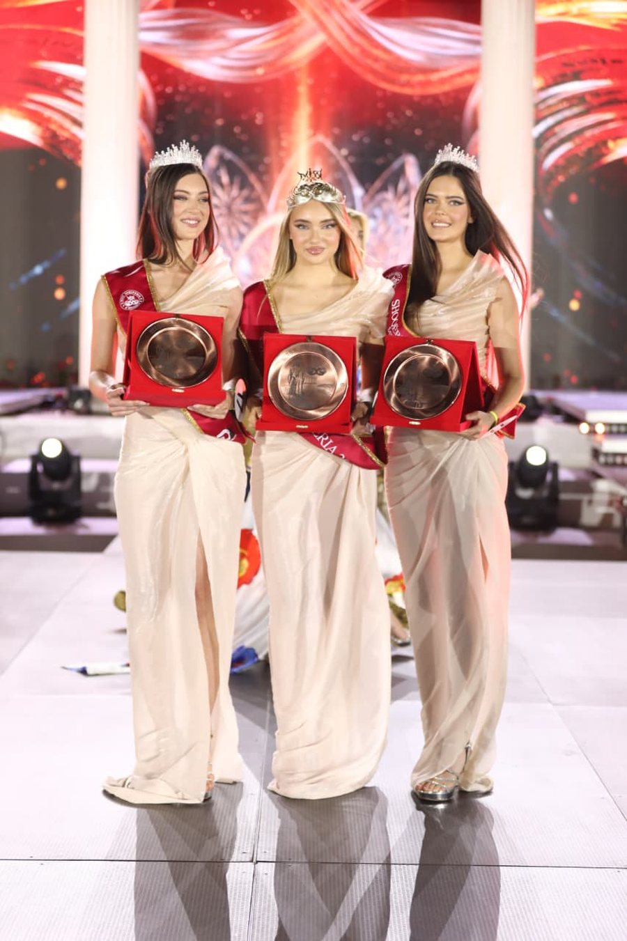 Nj&euml; nat&euml; magjike n&euml; Pogradec kuror&euml;zon Miss Shqip&euml;ria
