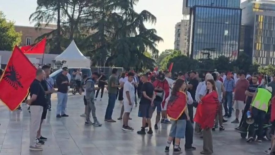 Me flamuj dhe pankarta n&euml; duar, protestuesit mblidhen s&euml;rish n&euml;