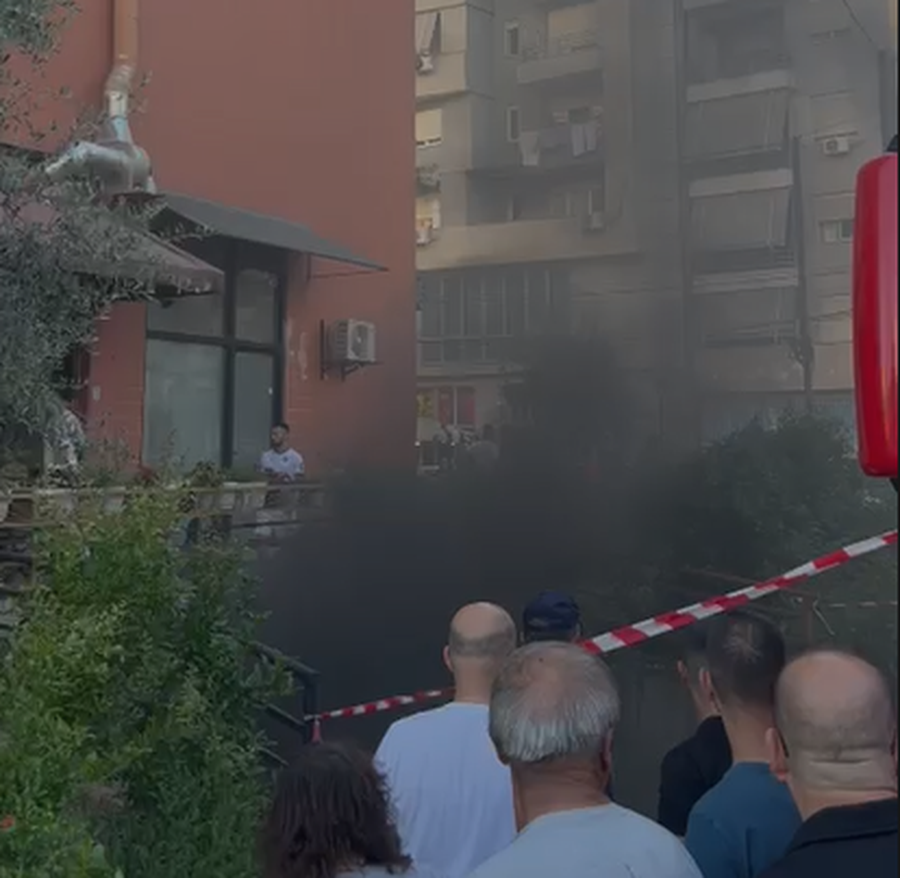 P&euml;rfshihet nga flak&euml;t parkimi i nj&euml; pallati n&euml; Astir,