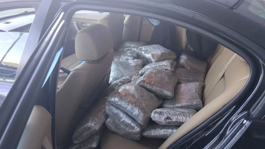 Igumenic&euml;, policia gjen 102 pako me kanabis n&euml; makin&euml;n e nj&euml;