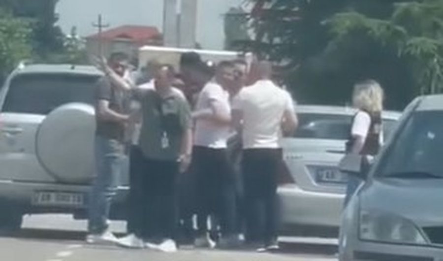 U kap &ldquo;mat&rdquo; me pistolet&euml; n&euml; makin&euml;, bie n&euml;
