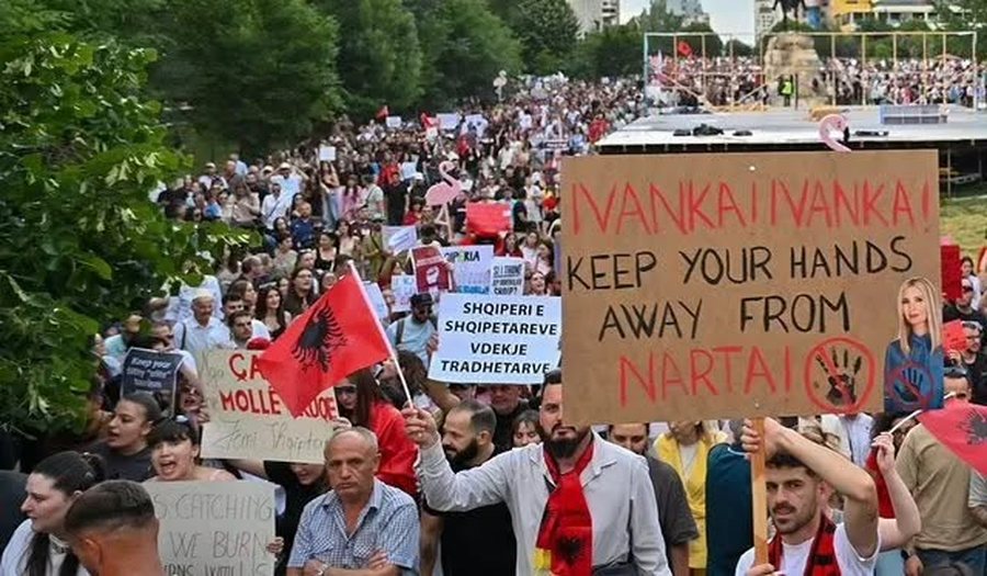 Pedagogia ngre pyetjen: Pse n&euml; protest&euml; mungon flamuri i BE-s&euml;?