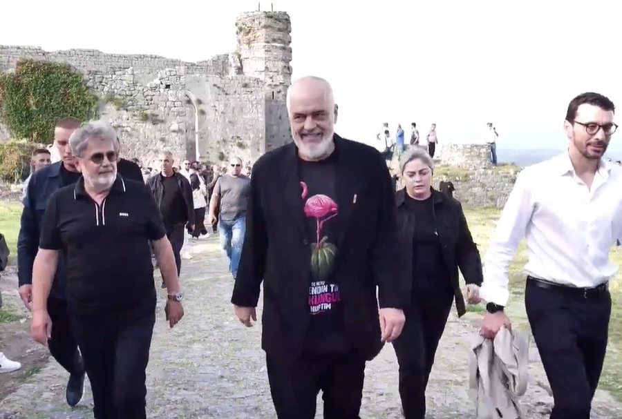 Protestuesit mblidhen s&euml;rish n&euml; Tiran&euml;, Edi Rama u d&euml;rgon
