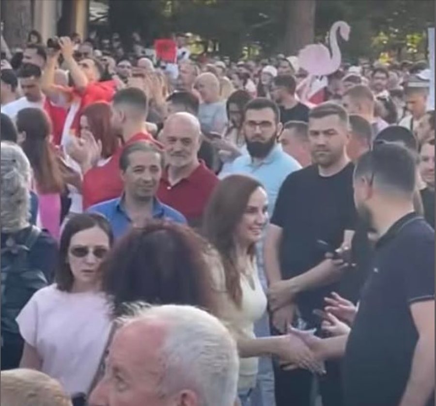 Qytetar&euml;t mblidhen p&euml;r t&euml; n&euml;nt&euml;n dit&euml; radhazi para
