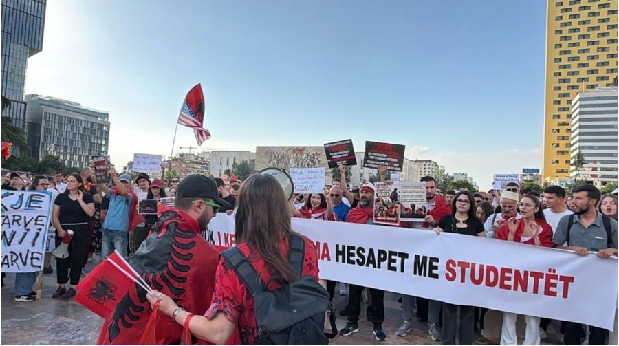 Qytetar&euml;t mblidhen p&euml;r t&euml; n&euml;nt&euml;n dit&euml; radhazi para
