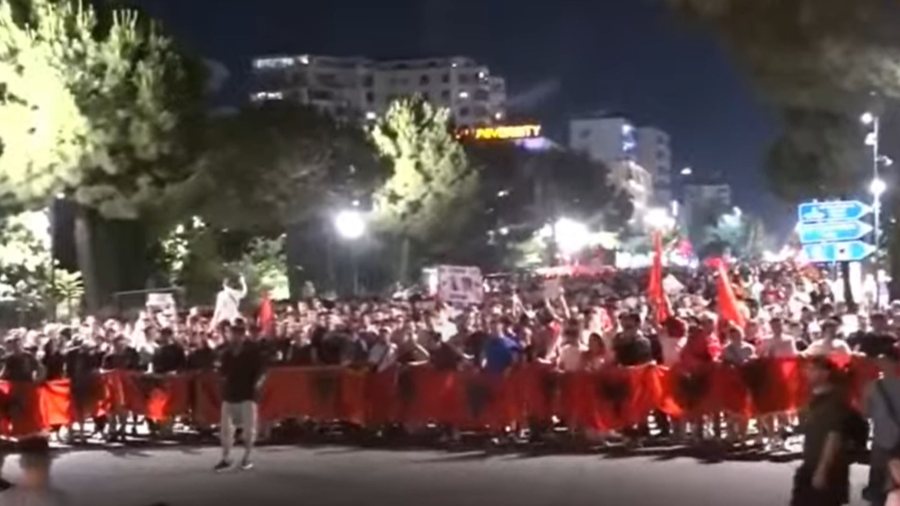 Vazhdon Marshimi! Kryeqytetin e kan&euml; "zaptuar" t&euml;