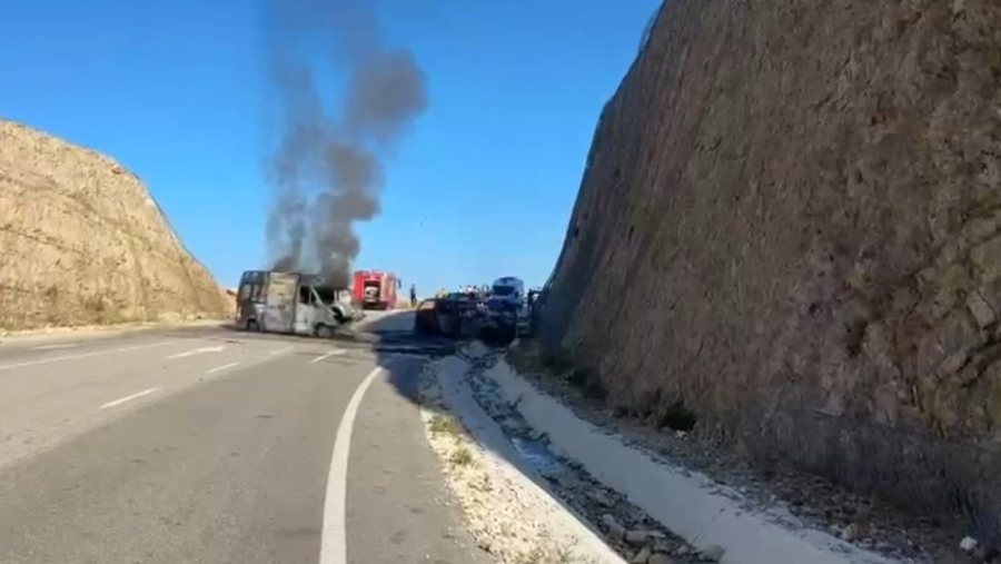 Aksident i trefisht&euml; n&euml; Kanin&euml;! Furgoni dhe nj&euml; automjet
