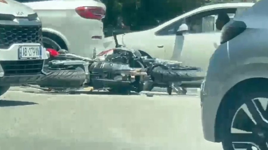 Aksident n&euml; Vlor&euml;! Makina p&euml;rplaset me motorin, plagoset nj&euml;