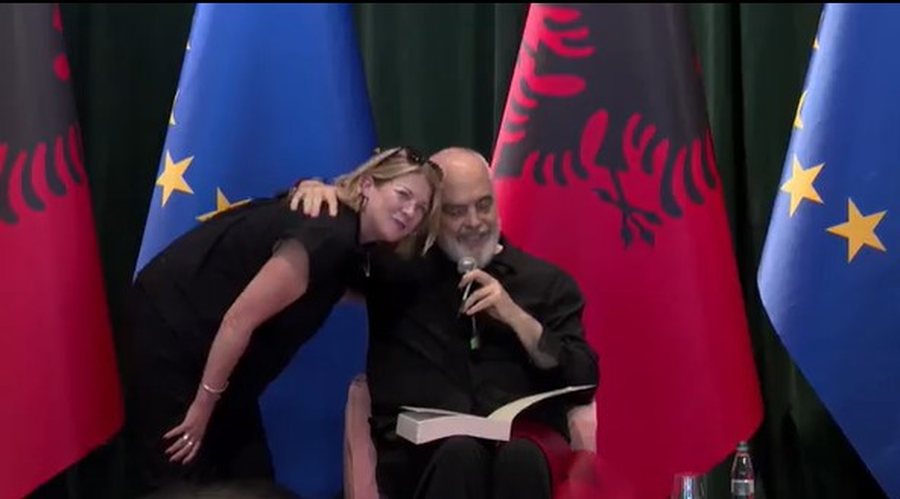 Rama i dhuron lib&euml;r gazetares dhe i n&euml;nshkruan: P&euml;r lulen time