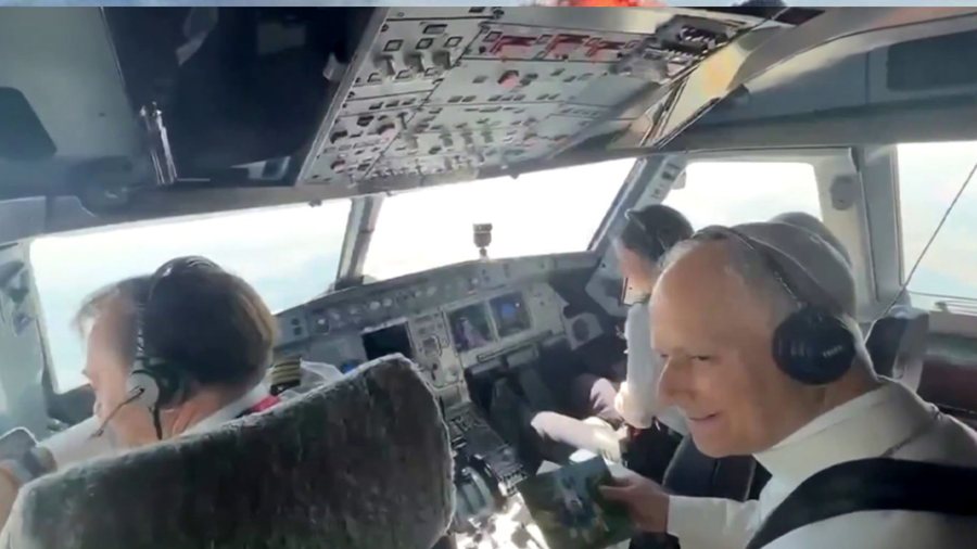 Papa Leo n&euml; Barcelon&euml;, p&euml;rsh&euml;ndet ekuipazhin e avionit