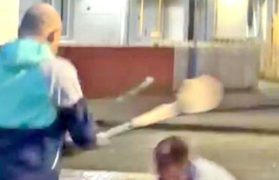 VIDEO TRONDIT&Euml;SE/ Babai hero hidhet mbi sulmuesin me thik&euml;,