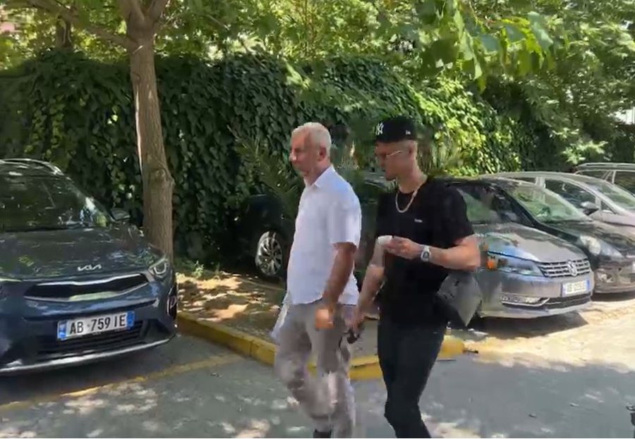 Tritoli te biznesi i Noizyt! I shoq&euml;ruar nga avokati, reperi Cllevio