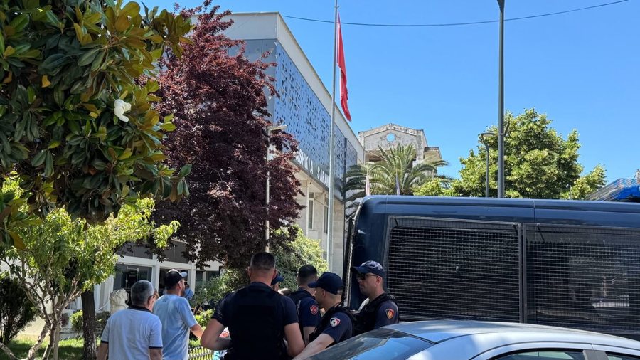 Polic&euml;t e bashkis&euml; alarmohen nga "arma" e gjetur mes luleve