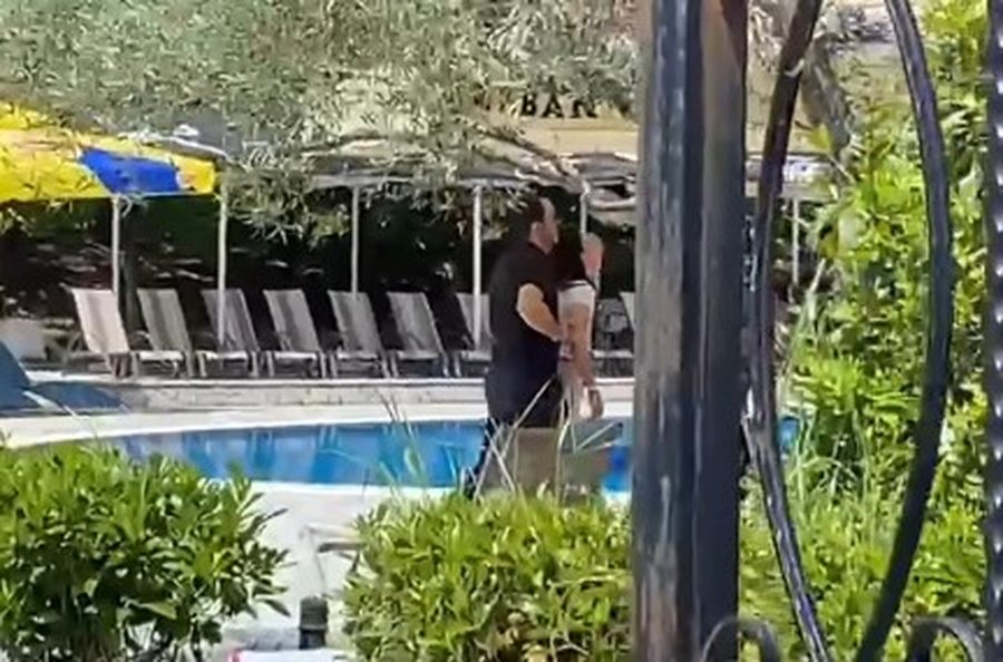 E DHIMBSHME! Momenti kur n&euml;na sheh trupin e pajet&euml; t&euml; t&euml;