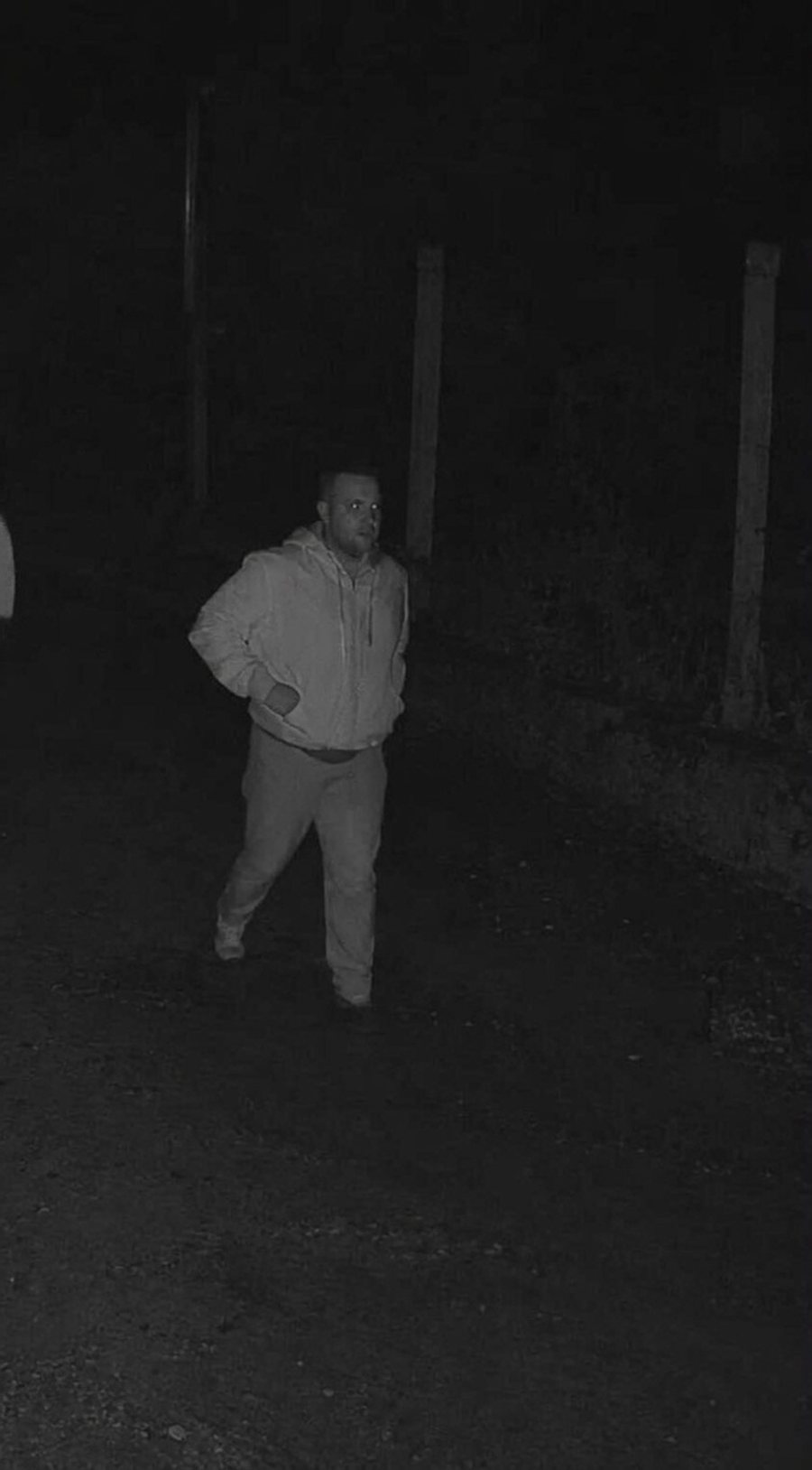 I veshur me t&euml; bardha, fytyra i fiksohet nga kamerat! PAMJET: Autori i