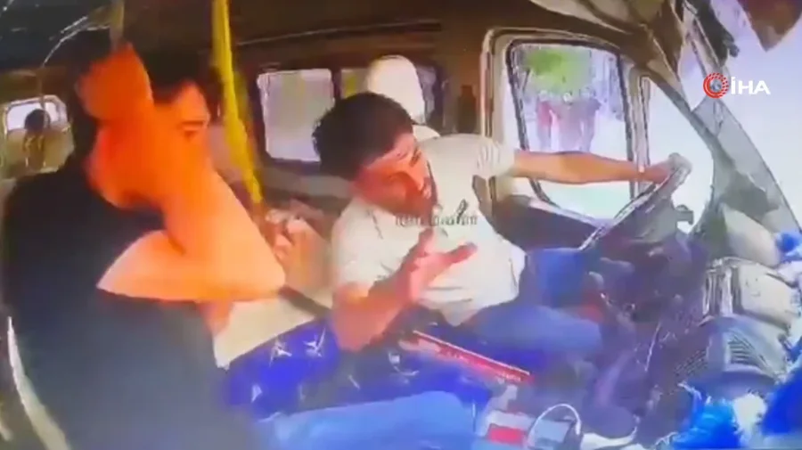 Shoferin e z&euml; gjumi n&euml; timon, autobusi p&euml;rplaset me nj&euml; mur,