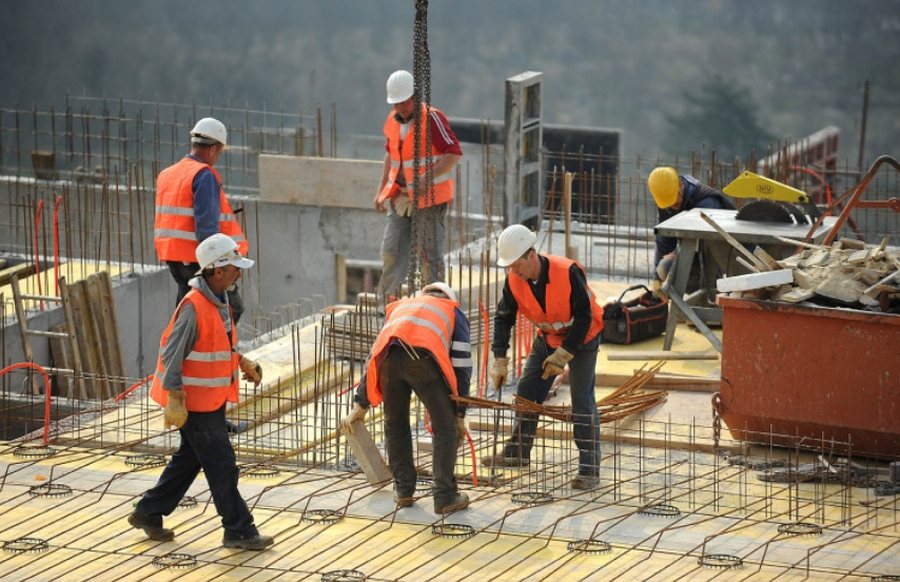 Paga mesatare mujore shkoi në 900 mijë lekë në nisje të