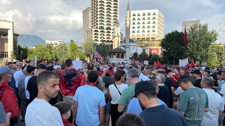 Protest&euml; komb&euml;tare n&euml; Tiran&euml; kund&euml;r investimit n&euml;