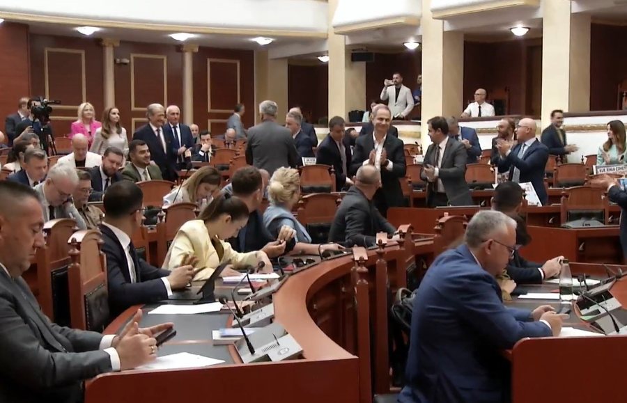 &ldquo;Un&euml; erdha, u krye!&rdquo; Berisha pritet m&euml; duartrokitje