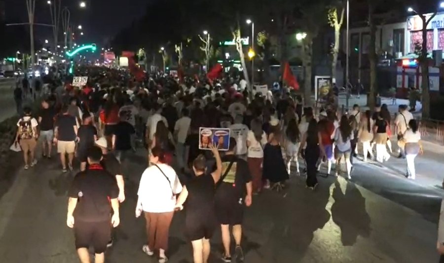 Protestuesit, t&euml; pandalsh&euml;m! Marshojn&euml; prej 4 or&euml;sh n&euml;
