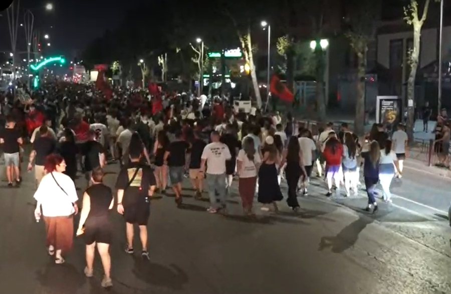 Protestuesit, t&euml; pandalsh&euml;m! Marshojn&euml; prej 4 or&euml;sh n&euml;