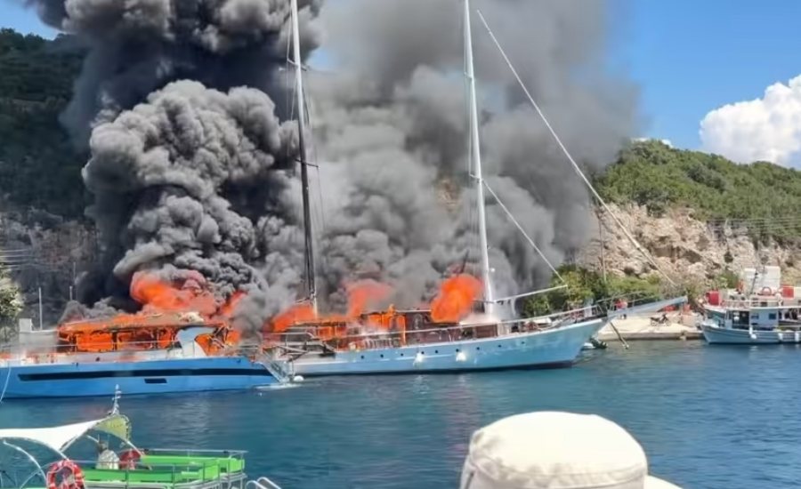 Anijet turistike shp&euml;rthejn&euml; n&euml; flak&euml; n&euml; ishullin e