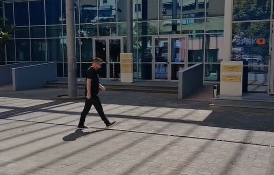 I veshur me t&euml; zeza, kryebashkiaku i Kolonj&euml;s Erion Isai paraqitet i